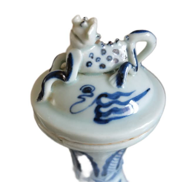中国美術。青花蓮池水禽紋偏壺。