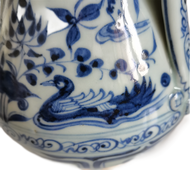 中国美術。青花蓮池水禽紋偏壺。