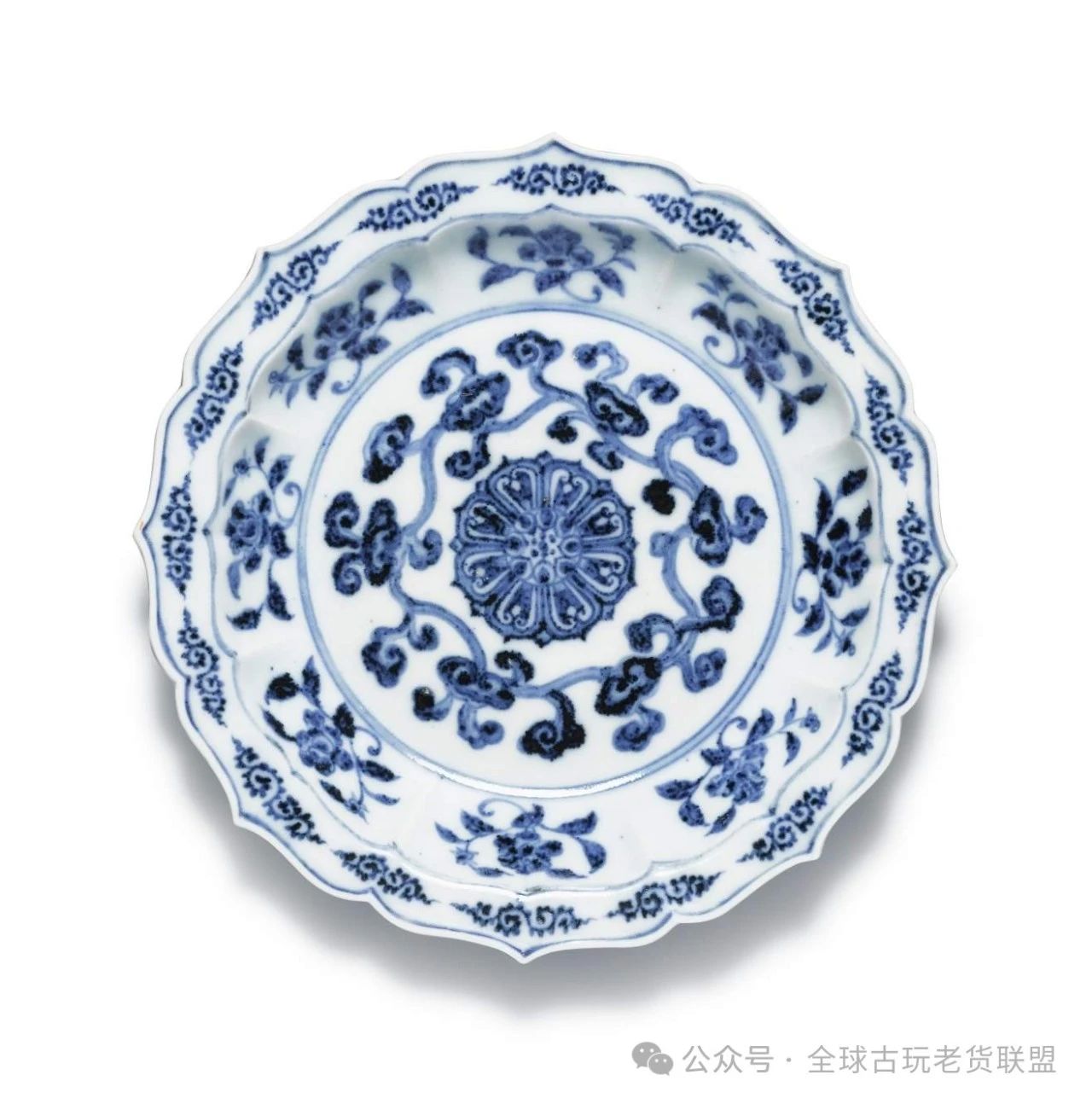 明永乐青花缠枝灵芝纹菱花式小盘（48万英镑）-清华雅集